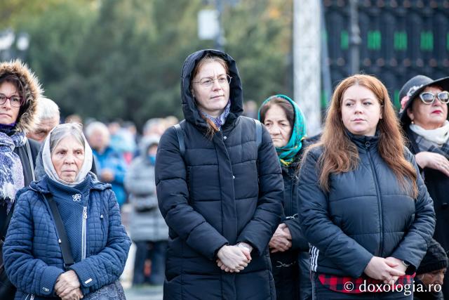 Rugăciune care curăță, lumină care unește – pelerini, alături de Sfânta Parascheva și de Sfântul Grigorie Palama / Foto: Oana Nechifor (Foto) Rugăciune care curăță, lumină care unește – pelerini, alături de Sfânta Parascheva și de Sfântul Grigorie Palama