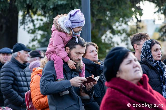 Rugăciune care curăță, lumină care unește – pelerini, alături de Sfânta Parascheva și de Sfântul Grigorie Palama / Foto: Oana Nechifor (Foto) Rugăciune care curăță, lumină care unește – pelerini, alături de Sfânta Parascheva și de Sfântul Grigorie Palama