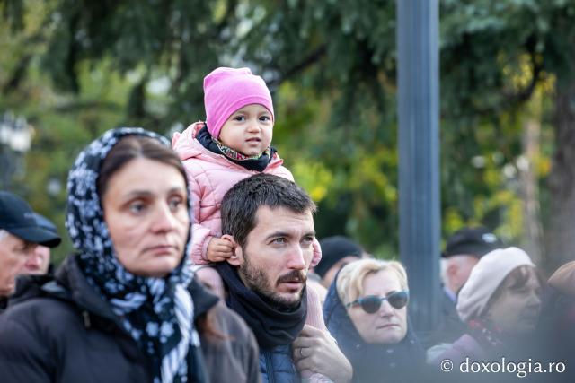 Rugăciune care curăță, lumină care unește – pelerini, alături de Sfânta Parascheva și de Sfântul Grigorie Palama / Foto: Oana Nechifor (Foto) Rugăciune care curăță, lumină care unește – pelerini, alături de Sfânta Parascheva și de Sfântul Grigorie Palama