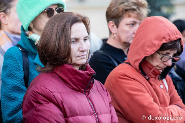 Rugăciune care curăță, lumină care unește – pelerini, alături de Sfânta Parascheva și de Sfântul Grigorie Palama / Foto: Oana Nechifor (Foto) Rugăciune care curăță, lumină care unește – pelerini, alături de Sfânta Parascheva și de Sfântul Grigorie Palama