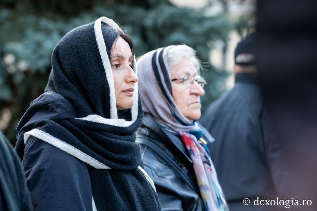 Rugăciune care curăță, lumină care unește – pelerini, alături de Sfânta Parascheva și de Sfântul Grigorie Palama / Foto: Oana Nechifor (Foto) Rugăciune care curăță, lumină care unește – pelerini, alături de Sfânta Parascheva și de Sfântul Grigorie Palama