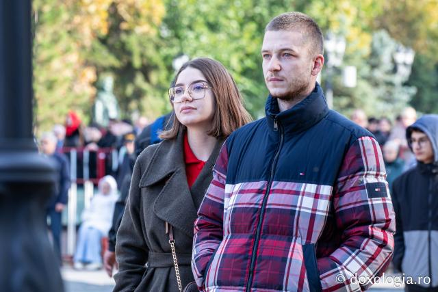 (Foto) Rugăciune care curăță, lumină care unește – pelerini, alături de Sfânta Parascheva și de Sfântul Grigorie Palama