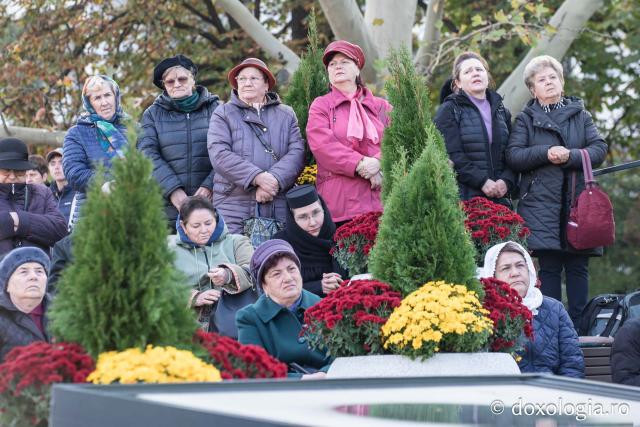 Rugăciune care curăță, lumină care unește – pelerini, alături de Sfânta Parascheva și de Sfântul Grigorie Palama / Foto: Oana Nechifor Rugăciune care curăță, lumină care unește – pelerini, alături de Sfânta Parascheva și de Sfântul Grigorie Palama / Foto: Oana Nechifor