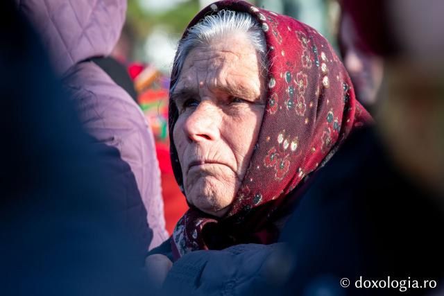 Rugăciune care curăță, lumină care unește – pelerini, alături de Sfânta Parascheva și de Sfântul Grigorie Palama / Foto: Oana Nechifor Rugăciune care curăță, lumină care unește – pelerini, alături de Sfânta Parascheva și de Sfântul Grigorie Palama / Foto: Oana Nechifor