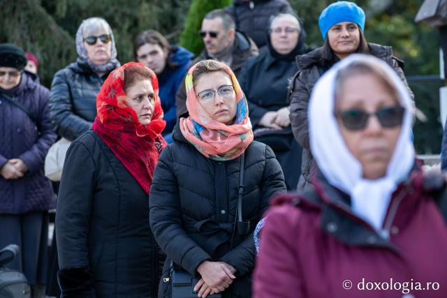 Rugăciune care curăță, lumină care unește – pelerini, alături de Sfânta Parascheva și de Sfântul Grigorie Palama / Foto: Oana Nechifor Rugăciune care curăță, lumină care unește – pelerini, alături de Sfânta Parascheva și de Sfântul Grigorie Palama / Foto: Oana Nechifor