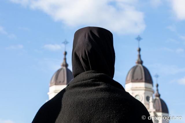 Rugăciune care curăță, lumină care unește – pelerini, alături de Sfânta Parascheva și de Sfântul Grigorie Palama / Foto: Oana Nechifor (Foto) Rugăciune care curăță, lumină care unește – pelerini, alături de Sfânta Parascheva și de Sfântul Grigorie Palama