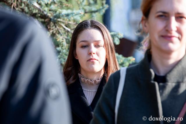 Rugăciune care curăță, lumină care unește – pelerini, alături de Sfânta Parascheva și de Sfântul Grigorie Palama / Foto: Oana Nechifor (Foto) Rugăciune care curăță, lumină care unește – pelerini, alături de Sfânta Parascheva și de Sfântul Grigorie Palama