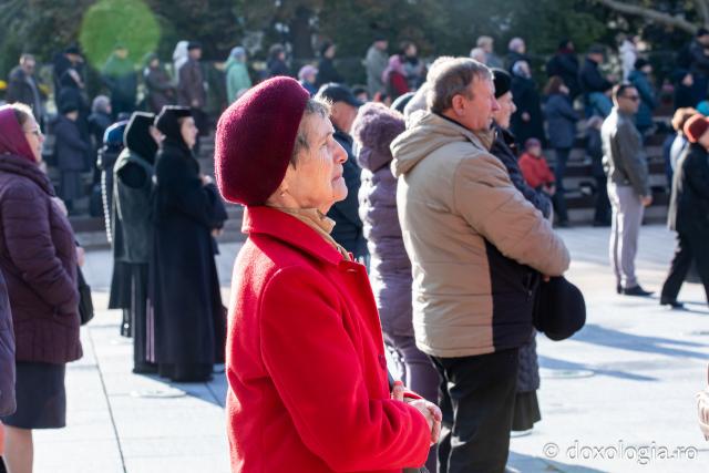 Rugăciune care curăță, lumină care unește – pelerini, alături de Sfânta Parascheva și de Sfântul Grigorie Palama / Foto: Oana Nechifor (Foto) Rugăciune care curăță, lumină care unește – pelerini, alături de Sfânta Parascheva și de Sfântul Grigorie Palama