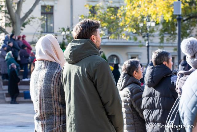 Rugăciune care curăță, lumină care unește – pelerini, alături de Sfânta Parascheva și de Sfântul Grigorie Palama / Foto: Oana Nechifor (Foto) Rugăciune care curăță, lumină care unește – pelerini, alături de Sfânta Parascheva și de Sfântul Grigorie Palama