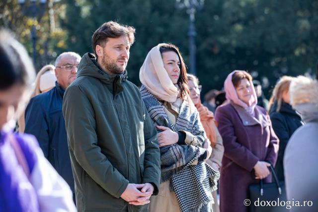Rugăciune care curăță, lumină care unește – pelerini, alături de Sfânta Parascheva și de Sfântul Grigorie Palama / Foto: Oana Nechifor (Foto) Rugăciune care curăță, lumină care unește – pelerini, alături de Sfânta Parascheva și de Sfântul Grigorie Palama