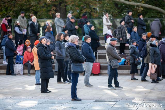 Rugăciune care curăță, lumină care unește – pelerini, alături de Sfânta Parascheva și de Sfântul Grigorie Palama / Foto: Oana Nechifor (Foto) Rugăciune care curăță, lumină care unește – pelerini, alături de Sfânta Parascheva și de Sfântul Grigorie Palama