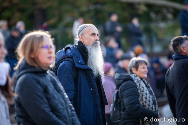 Rugăciune care curăță, lumină care unește – pelerini, alături de Sfânta Parascheva și de Sfântul Grigorie Palama / Foto: Oana Nechifor (Foto) Rugăciune care curăță, lumină care unește – pelerini, alături de Sfânta Parascheva și de Sfântul Grigorie Palama