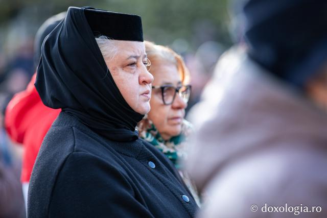 Rugăciune care curăță, lumină care unește – pelerini, alături de Sfânta Parascheva și de Sfântul Grigorie Palama / Foto: Oana Nechifor (Foto) Rugăciune care curăță, lumină care unește – pelerini, alături de Sfânta Parascheva și de Sfântul Grigorie Palama