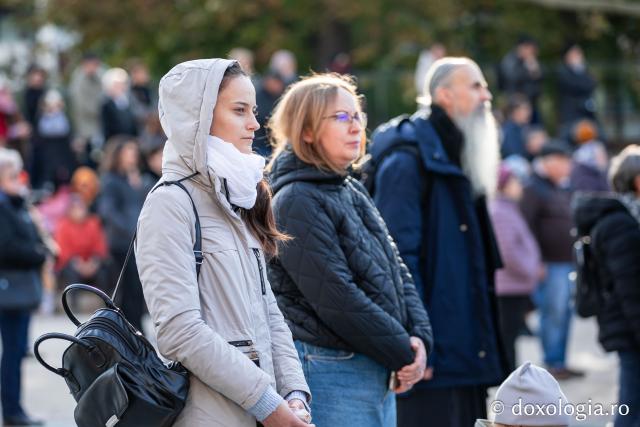 Rugăciune care curăță, lumină care unește – pelerini, alături de Sfânta Parascheva și de Sfântul Grigorie Palama / Foto: Oana Nechifor (Foto) Rugăciune care curăță, lumină care unește – pelerini, alături de Sfânta Parascheva și de Sfântul Grigorie Palama
