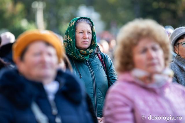 Rugăciune care curăță, lumină care unește – pelerini, alături de Sfânta Parascheva și de Sfântul Grigorie Palama / Foto: Oana Nechifor (Foto) Rugăciune care curăță, lumină care unește – pelerini, alături de Sfânta Parascheva și de Sfântul Grigorie Palama