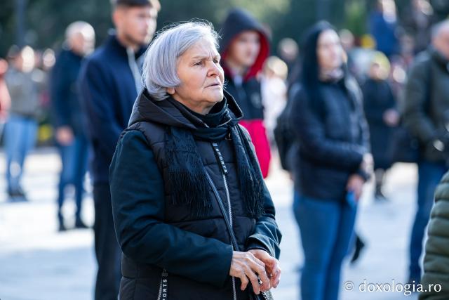 Rugăciune care curăță, lumină care unește – pelerini, alături de Sfânta Parascheva și de Sfântul Grigorie Palama / Foto: Oana Nechifor (Foto) Rugăciune care curăță, lumină care unește – pelerini, alături de Sfânta Parascheva și de Sfântul Grigorie Palama