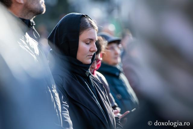 Rugăciune care curăță, lumină care unește – pelerini, alături de Sfânta Parascheva și de Sfântul Grigorie Palama / Foto: Oana Nechifor (Foto) Rugăciune care curăță, lumină care unește – pelerini, alături de Sfânta Parascheva și de Sfântul Grigorie Palama