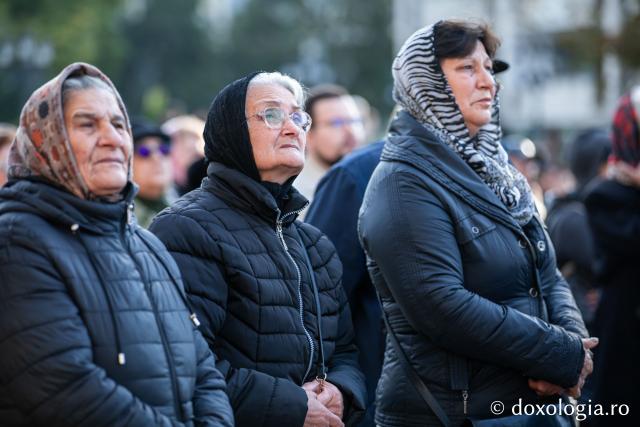 Rugăciune care curăță, lumină care unește – pelerini, alături de Sfânta Parascheva și de Sfântul Grigorie Palama / Foto: Oana Nechifor (Foto) Rugăciune care curăță, lumină care unește – pelerini, alături de Sfânta Parascheva și de Sfântul Grigorie Palama
