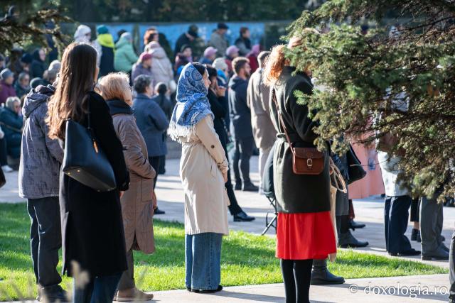 Rugăciune care curăță, lumină care unește – pelerini, alături de Sfânta Parascheva și de Sfântul Grigorie Palama / Foto: Oana Nechifor (Foto) Rugăciune care curăță, lumină care unește – pelerini, alături de Sfânta Parascheva și de Sfântul Grigorie Palama