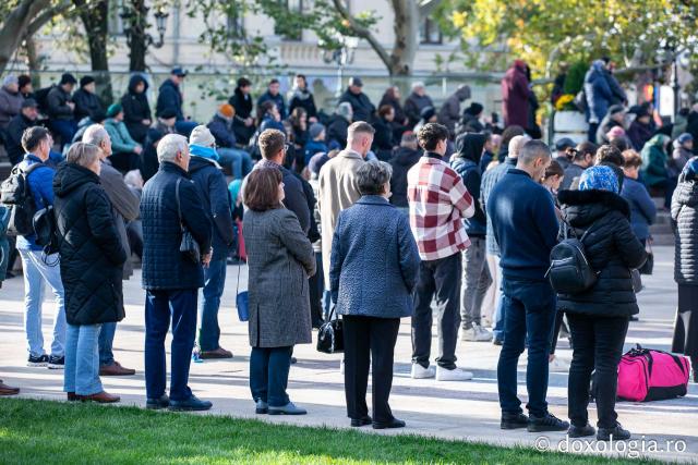 Rugăciune care curăță, lumină care unește – pelerini, alături de Sfânta Parascheva și de Sfântul Grigorie Palama / Foto: Oana Nechifor (Foto) Rugăciune care curăță, lumină care unește – pelerini, alături de Sfânta Parascheva și de Sfântul Grigorie Palama