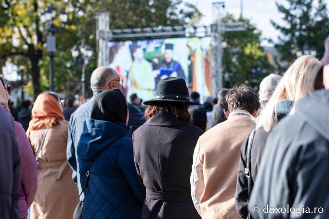 Rugăciune care curăță, lumină care unește – pelerini, alături de Sfânta Parascheva și de Sfântul Grigorie Palama / Foto: Oana Nechifor (Foto) Rugăciune care curăță, lumină care unește – pelerini, alături de Sfânta Parascheva și de Sfântul Grigorie Palama