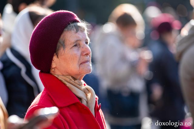 Rugăciune care curăță, lumină care unește – pelerini, alături de Sfânta Parascheva și de Sfântul Grigorie Palama / Foto: Oana Nechifor (Foto) Rugăciune care curăță, lumină care unește – pelerini, alături de Sfânta Parascheva și de Sfântul Grigorie Palama