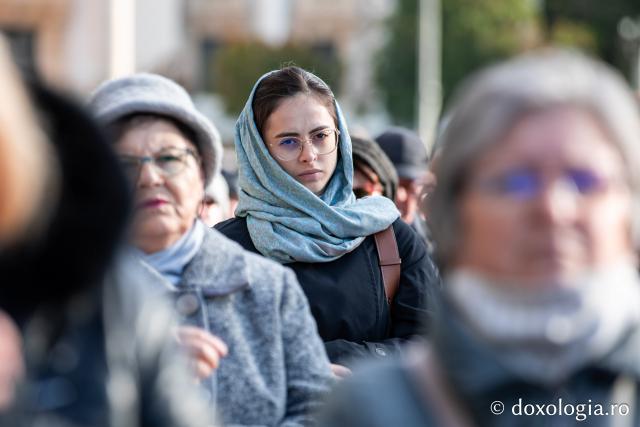 Rugăciune care curăță, lumină care unește – pelerini, alături de Sfânta Parascheva și de Sfântul Grigorie Palama / Foto: Oana Nechifor (Foto) Rugăciune care curăță, lumină care unește – pelerini, alături de Sfânta Parascheva și de Sfântul Grigorie Palama