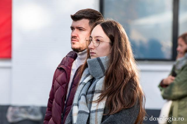 Rugăciune care curăță, lumină care unește – pelerini, alături de Sfânta Parascheva și de Sfântul Grigorie Palama / Foto: Oana Nechifor (Foto) Rugăciune care curăță, lumină care unește – pelerini, alături de Sfânta Parascheva și de Sfântul Grigorie Palama