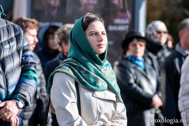 Rugăciune care curăță, lumină care unește – pelerini, alături de Sfânta Parascheva și de Sfântul Grigorie Palama / Foto: Oana Nechifor (Foto) Rugăciune care curăță, lumină care unește – pelerini, alături de Sfânta Parascheva și de Sfântul Grigorie Palama