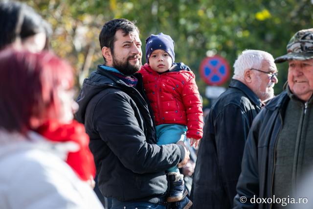 Rugăciune care curăță, lumină care unește – pelerini, alături de Sfânta Parascheva și de Sfântul Grigorie Palama / Foto: Oana Nechifor (Foto) Rugăciune care curăță, lumină care unește – pelerini, alături de Sfânta Parascheva și de Sfântul Grigorie Palama