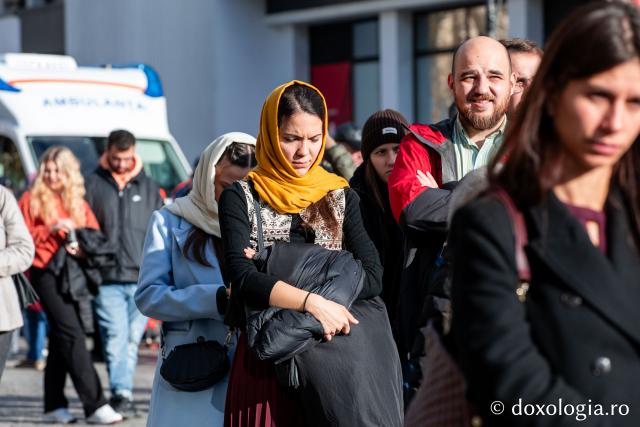 Rugăciune care curăță, lumină care unește – pelerini, alături de Sfânta Parascheva și de Sfântul Grigorie Palama / Foto: Oana Nechifor (Foto) Rugăciune care curăță, lumină care unește – pelerini, alături de Sfânta Parascheva și de Sfântul Grigorie Palama