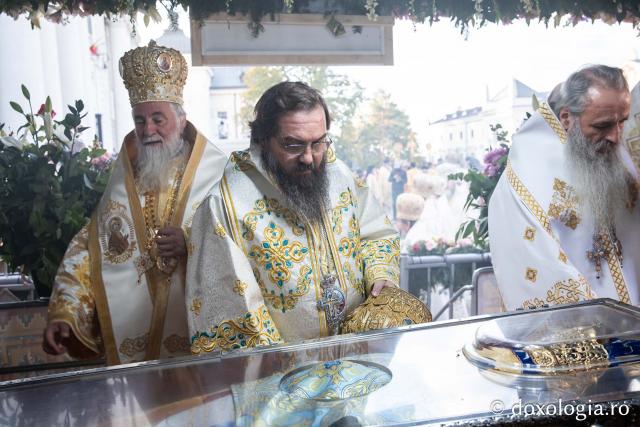 Binecuvântare arhierească la sărbătoarea Sfintei Cuvioase Parascheva – Soborul ierarhilor, 2025 / Foto: Oana Nechifor (Foto) Binecuvântare arhierească la sărbătoarea Sfintei Cuvioase Parascheva – Soborul ierarhilor, 2025