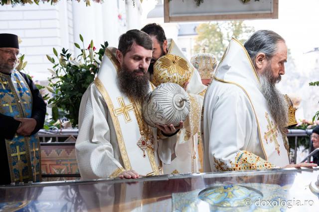 Binecuvântare arhierească la sărbătoarea Sfintei Cuvioase Parascheva – Soborul ierarhilor, 2025 / Foto: Oana Nechifor (Foto) Binecuvântare arhierească la sărbătoarea Sfintei Cuvioase Parascheva – Soborul ierarhilor, 2025