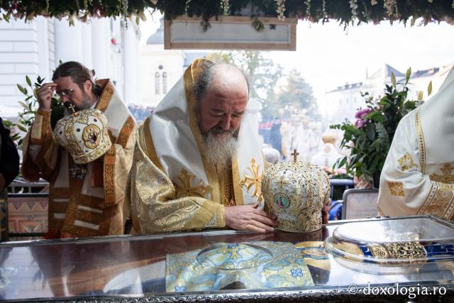 Binecuvântare arhierească la sărbătoarea Sfintei Cuvioase Parascheva – Soborul ierarhilor, 2025 / Foto: Oana Nechifor (Foto) Binecuvântare arhierească la sărbătoarea Sfintei Cuvioase Parascheva – Soborul ierarhilor, 2025