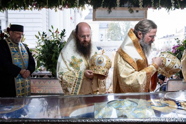 Binecuvântare arhierească la sărbătoarea Sfintei Cuvioase Parascheva – Soborul ierarhilor, 2025 / Foto: Oana Nechifor (Foto) Binecuvântare arhierească la sărbătoarea Sfintei Cuvioase Parascheva – Soborul ierarhilor, 2025