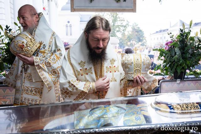 Binecuvântare arhierească la sărbătoarea Sfintei Cuvioase Parascheva – Soborul ierarhilor, 2025 / Foto: Oana Nechifor (Foto) Binecuvântare arhierească la sărbătoarea Sfintei Cuvioase Parascheva – Soborul ierarhilor, 2025