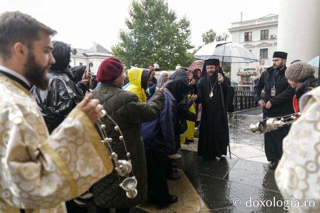 PS Damaschin Dorneanul și pelerinii Sfintei Parascheva – o primă Sfântă Liturghie în prima zi de Hram