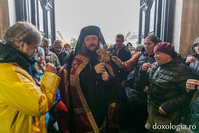 PS Damaschin Dorneanul și pelerinii Sfintei Parascheva – o primă Sfântă Liturghie în prima zi de Hram