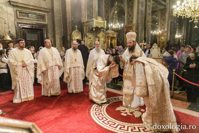 PS Damaschin Dorneanul și pelerinii Sfintei Parascheva – o primă Sfântă Liturghie în prima zi de Hram