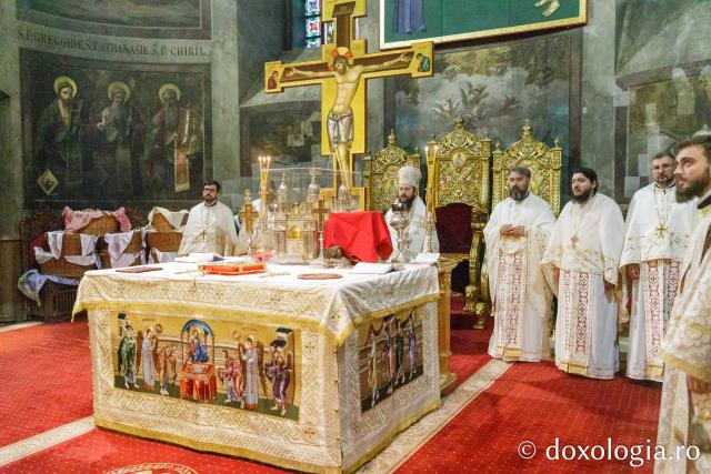 PS Damaschin Dorneanul și pelerinii Sfintei Parascheva – o primă Sfântă Liturghie în prima zi de Hram