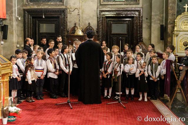 PS Damaschin Dorneanul și pelerinii Sfintei Parascheva – o primă Sfântă Liturghie în prima zi de Hram