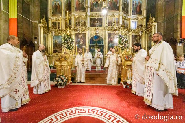 PS Damaschin Dorneanul și pelerinii Sfintei Parascheva – o primă Sfântă Liturghie în prima zi de Hram