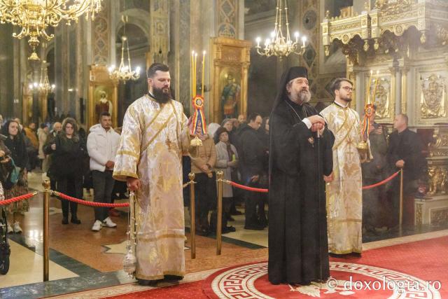 PS Părinte Nichifor Botoșăneanul a slujit Sfânta Liturghie în a doua zi a Hramului Sfintei Parascheva / Foto: pr. Silviu Cluci PS Părinte Nichifor Botoșăneanul a slujit Sfânta Liturghie în a doua zi a Hramului Sfintei Parascheva