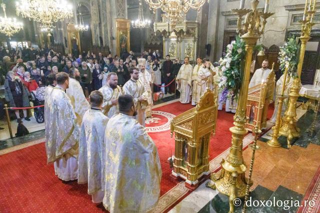 PS Părinte Nichifor Botoșăneanul a slujit Sfânta Liturghie în a doua zi a Hramului Sfintei Parascheva / Foto: pr. Silviu Cluci PS Părinte Nichifor Botoșăneanul a slujit Sfânta Liturghie în a doua zi a Hramului Sfintei Parascheva