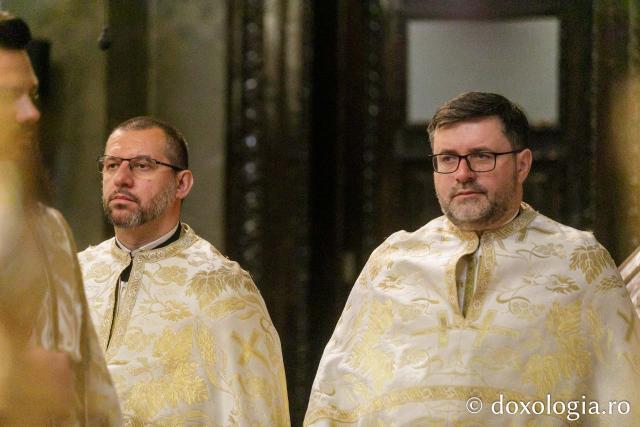 PS Părinte Nichifor Botoșăneanul a slujit Sfânta Liturghie în a doua zi a Hramului Sfintei Parascheva / Foto: pr. Silviu Cluci PS Părinte Nichifor Botoșăneanul a slujit Sfânta Liturghie în a doua zi a Hramului Sfintei Parascheva