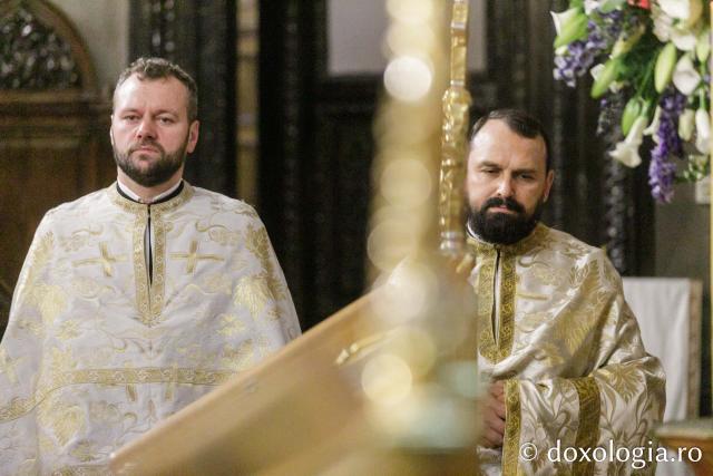 PS Părinte Nichifor Botoșăneanul a slujit Sfânta Liturghie în a doua zi a Hramului Sfintei Parascheva / Foto: pr. Silviu Cluci PS Părinte Nichifor Botoșăneanul a slujit Sfânta Liturghie în a doua zi a Hramului Sfintei Parascheva