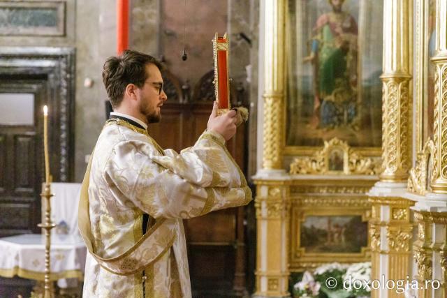 PS Părinte Nichifor Botoșăneanul a slujit Sfânta Liturghie în a doua zi a Hramului Sfintei Parascheva / Foto: pr. Silviu Cluci PS Părinte Nichifor Botoșăneanul a slujit Sfânta Liturghie în a doua zi a Hramului Sfintei Parascheva