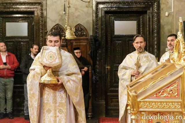 PS Părinte Nichifor Botoșăneanul a slujit Sfânta Liturghie în a doua zi a Hramului Sfintei Parascheva / Foto: pr. Silviu Cluci PS Părinte Nichifor Botoșăneanul a slujit Sfânta Liturghie în a doua zi a Hramului Sfintei Parascheva