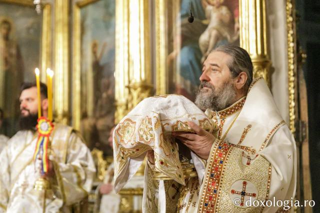 PS Părinte Nichifor Botoșăneanul a slujit Sfânta Liturghie în a doua zi a Hramului Sfintei Parascheva / Foto: pr. Silviu Cluci PS Părinte Nichifor Botoșăneanul a slujit Sfânta Liturghie în a doua zi a Hramului Sfintei Parascheva