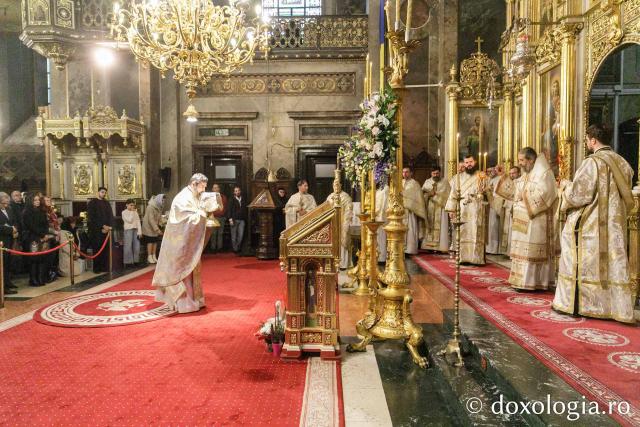 PS Părinte Nichifor Botoșăneanul a slujit Sfânta Liturghie în a doua zi a Hramului Sfintei Parascheva / Foto: pr. Silviu Cluci PS Părinte Nichifor Botoșăneanul a slujit Sfânta Liturghie în a doua zi a Hramului Sfintei Parascheva